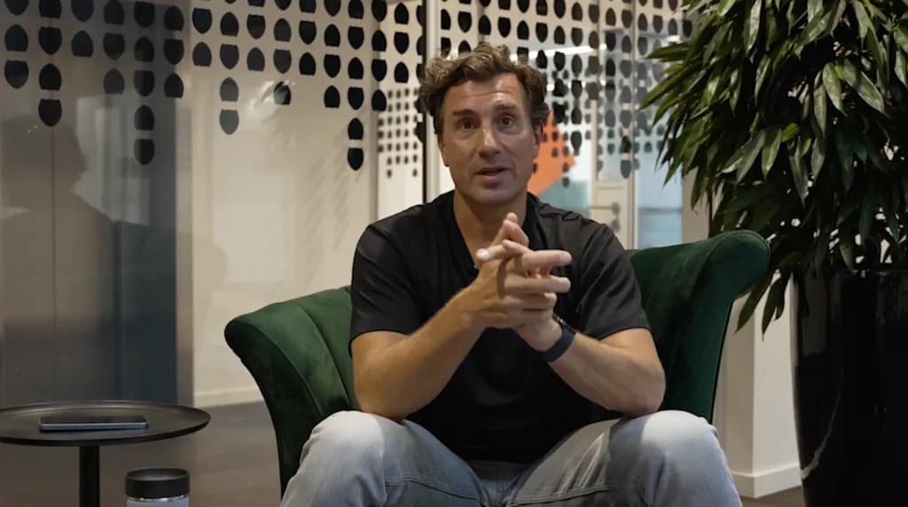 Ondernemer Bas vertelt over zijn ervaring met AI in een interview op locatie