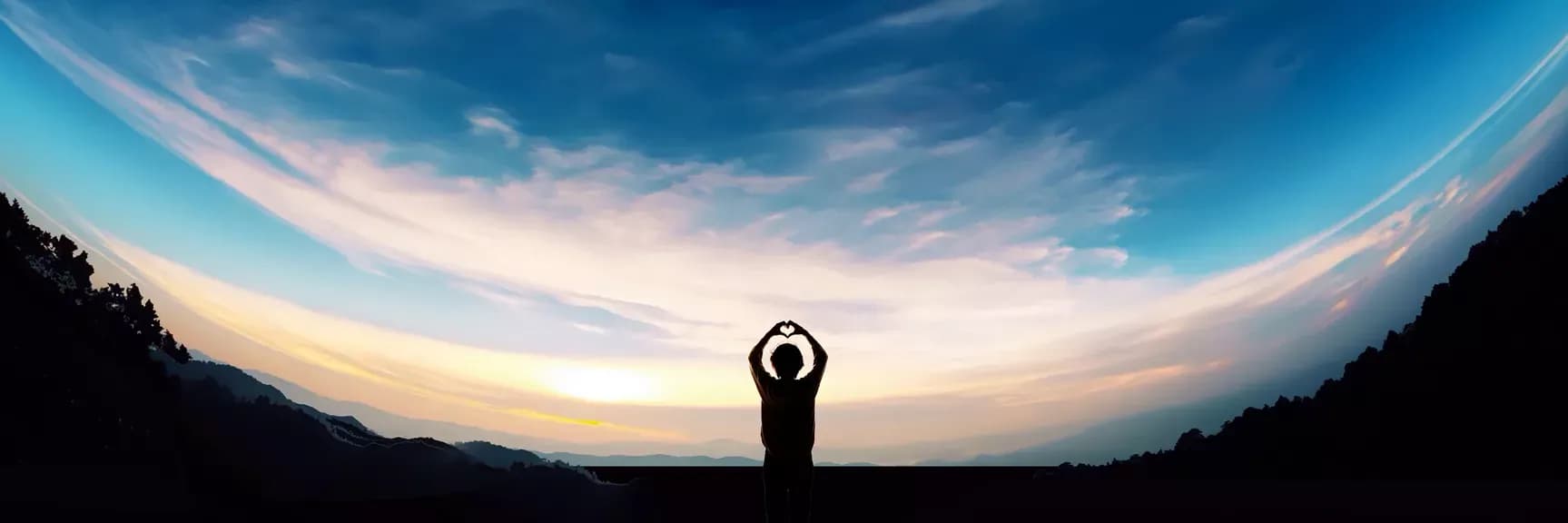 Silhouet van een persoon die een hartvorm maakt bij zonsondergang, als beeld bij de case van zorgorganisatie Pantein