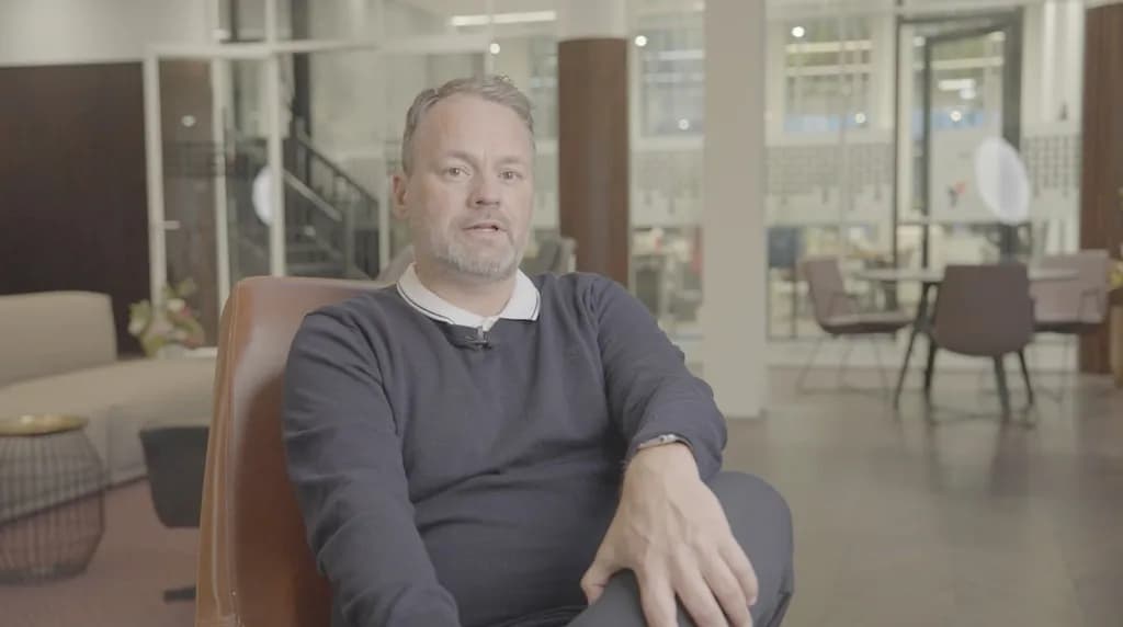 UI/UX designer Peter vertelt over zijn ervaring met AI in een interview op locatie