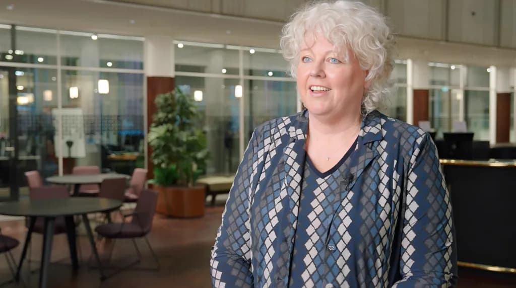 Contentmaker Petra vertelt over haar ervaring met AI in een interview op locatie