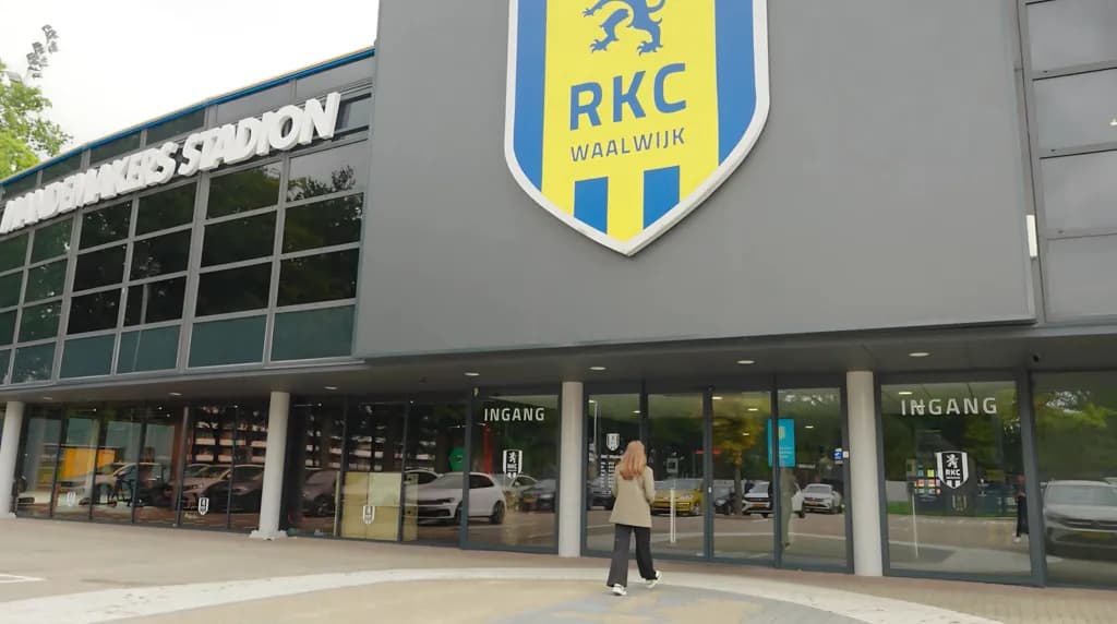 Ingang van het Mandemakers Stadion van RKC Waalwijk, als beeld bij de RKC Waalwijk case