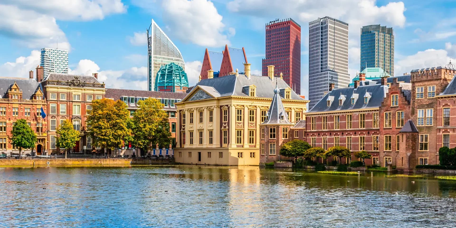 Skyline van Den Haag met het Binnenhof en Mauritshuis aan de Hofvijver, als beeld van de overheidssector